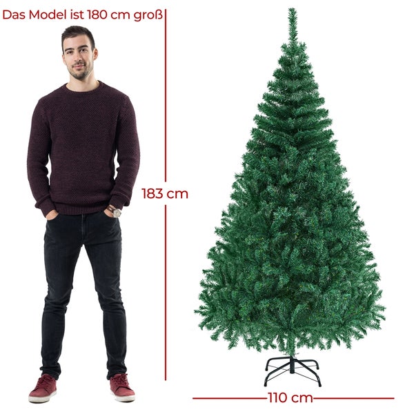 Dekorierter Weihnachtsbaum neben einem Kamin mit Weihnachtsdekoration und Geschenken.