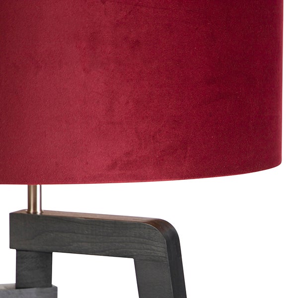 Detailansicht einer Stehlampe mit Stoffschirm und Holzfuß