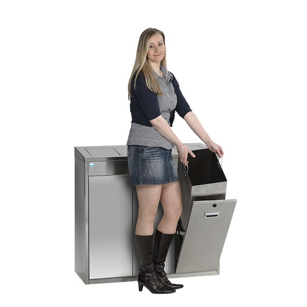 Frau entnimmt den Innenbehälter aus einer Mülltonnenbox aus Edelstahl mit Kippvorrichtung.