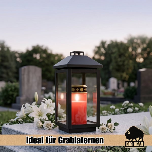 Schwarze Grablaterne mit brennender Grabkerze auf einem Grabstein mit weißen Blumen und Big Dean Logo.
