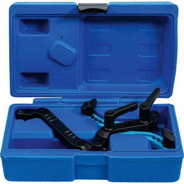 Geöffneter blauer Werkzeugkasten mit verschiedenen Werkzeugen
