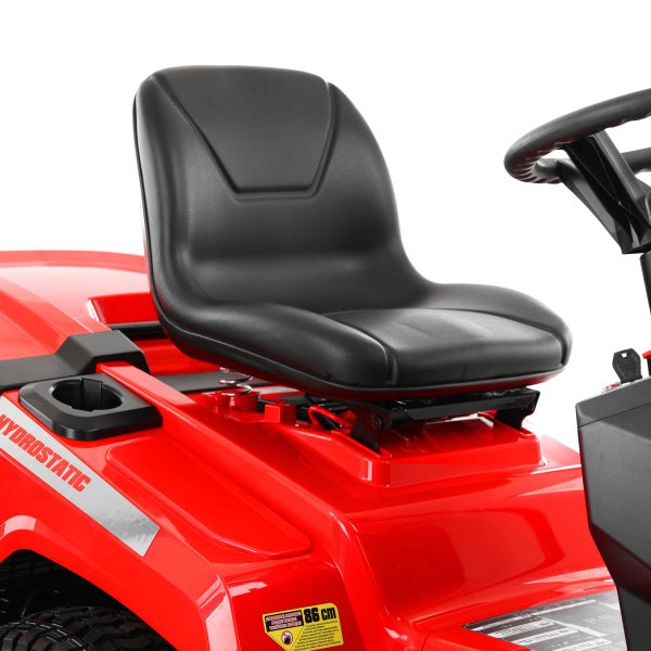 Detailaufnahme des Sitzes eines roten Aufsitzmähers