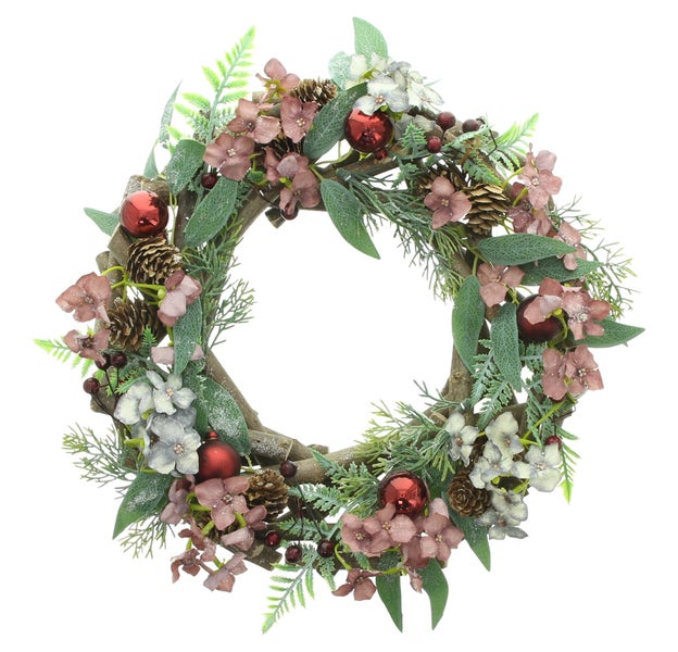 Weihnachtskranz aus Zweigen mit künstlichen Blüten, Blättern, Tannenzapfen und kleinen Kugeln als festliche Dekoration