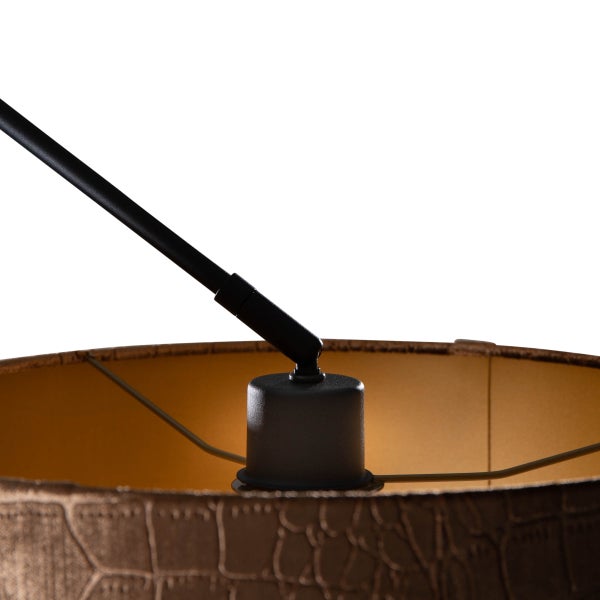 Detailansicht einer Stehlampe mit Textilschirm und Lampenständer