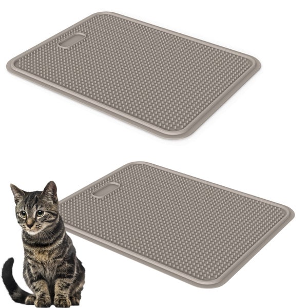 Zwei Katzentoilettenmatten und eine Katze