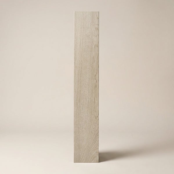 Einzelne Laminatdiele mit Holzoptik in Hochformat