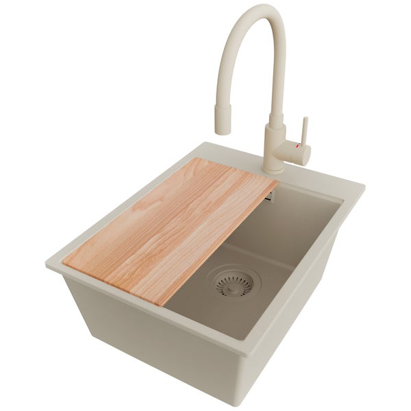 Spülbecken mit Armatur und Schneidebrett