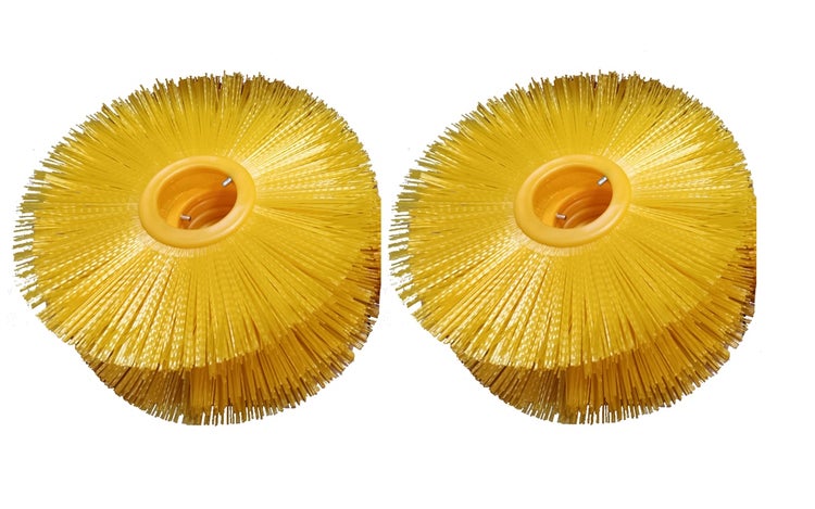 Zwei gelbe Kehrmaschinenbürsten