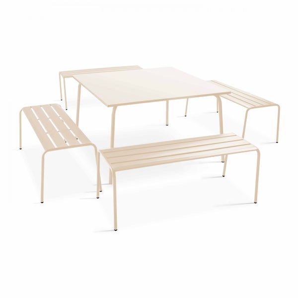 Gartenmöbel-Set aus Metall bestehend aus einem quadratischen Tisch und vier Sitzbänken.