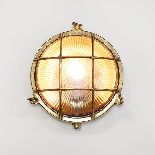 Runde Wandleuchte mit Schutzgitter für den Außenbereich