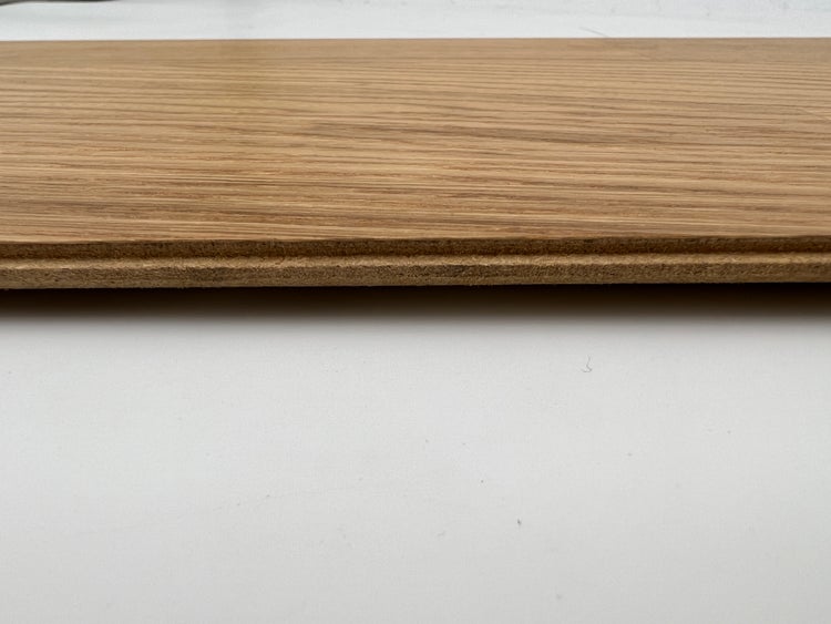 Seitenansicht einer Laminatdiele mit Holzmaserung und Klick-Verbindungsprofil.