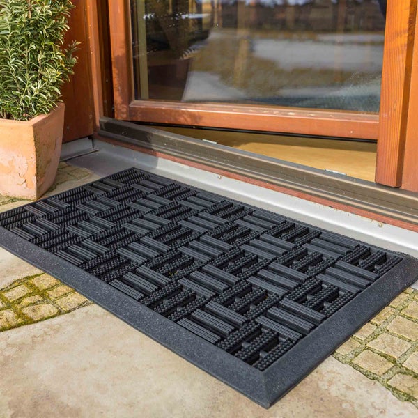 Schmutzfangmatte aus Gummi vor einer Haustür