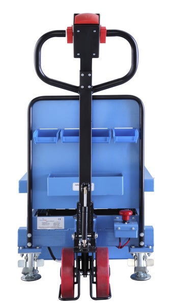 Elektrischer Scherenhubtisch mit Deichsel, Aufbewahrungsfächern und roten Rollen in der Rückansicht.