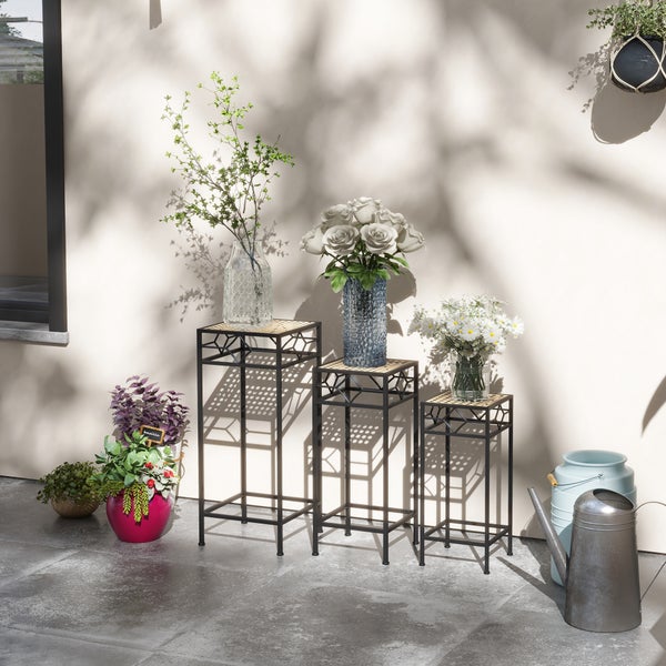 Graue Truhenbank mit Knöpfen am Fußende eines Bettes