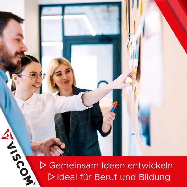 Drei Personen arbeiten im Büro gemeinsam an einer Korkpinnwand mit Notizen und Dokumenten für Planung und Ideenaustausch, Viscom Logo.
