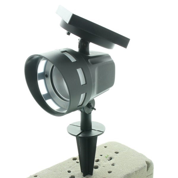 Schwarzer Solar-Gartenstrahler mit verstellbarem Leuchtenkopf, Solarpanel an der Oberseite und Erdspieß zur Befestigung im Boden.