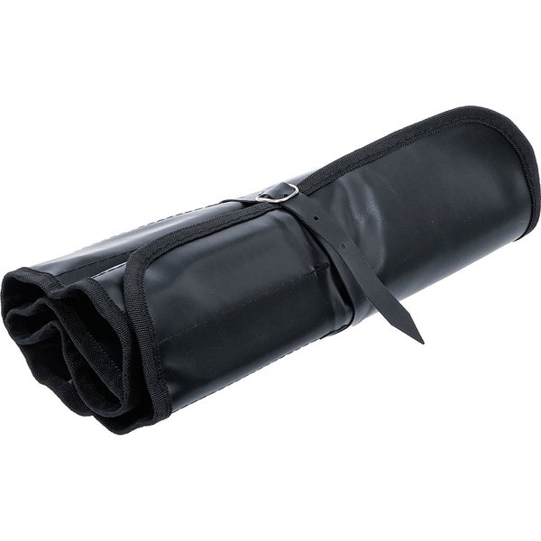 Aufgerollte Werkzeugtasche aus schwarzem Kunstleder mit Verschlussriemen.