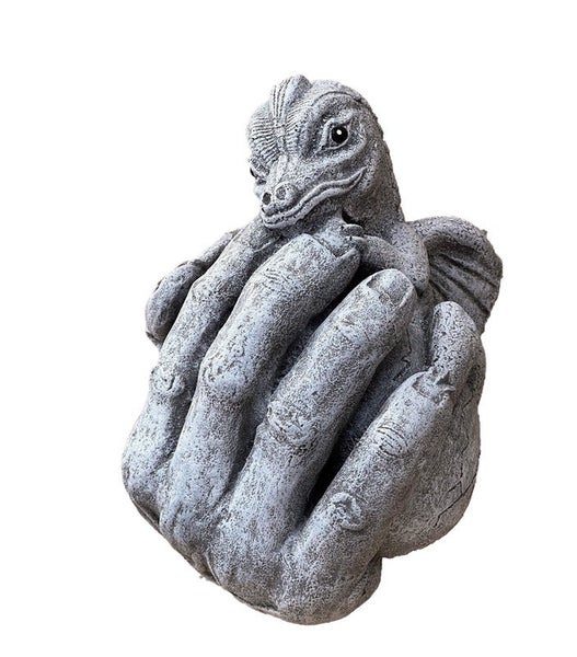 Gartenfigur aus Steinguss, die einen kleinen Drachen in einer Hand zeigt.