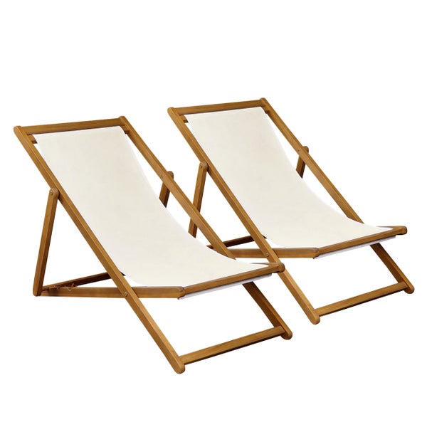 Zwei klappbare Liegestühle aus Holz mit weißem Stoffbezug für Garten und Balkon.