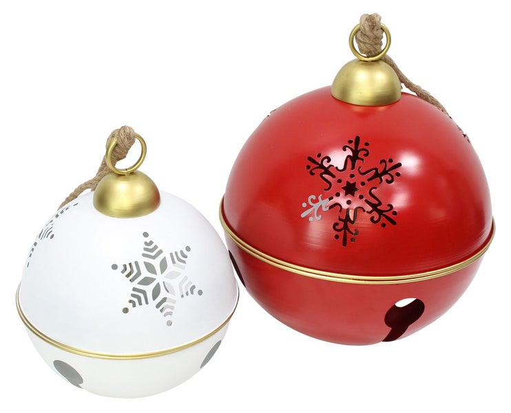 Zwei runde Metallglocken als Weihnachtsanhänger mit ausgestanztem Schneeflockenmotiv und Juteband zum Aufhängen