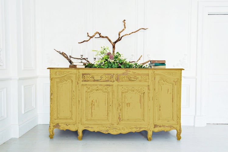 Antikes Sideboard mit Schubladen, Türen und floralen Dekorationen