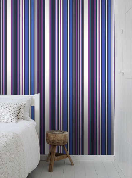 Schlafzimmer mit gestreifter Tapete, Bett und Hocker