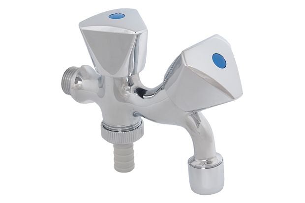 Doppel-Auslaufventil aus verchromtem Metall mit zwei Dreiecksgriffen und Schlauchanschluss.