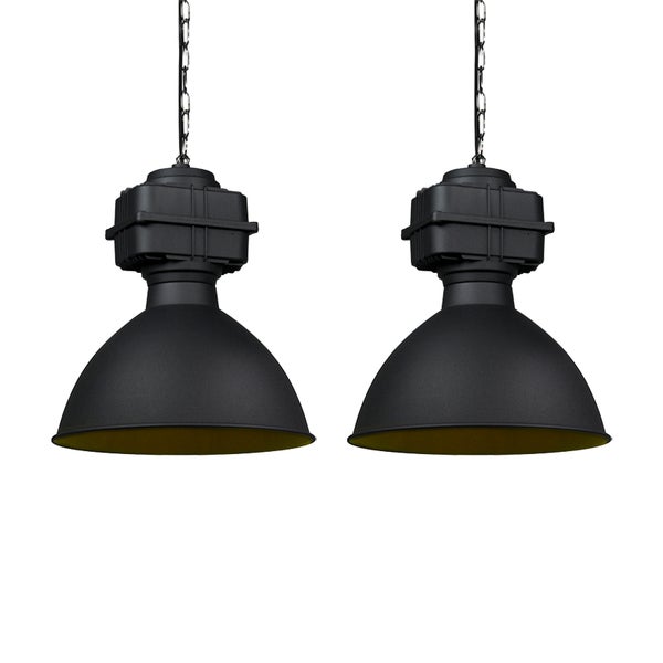 Zwei industrielle Pendelleuchten mit schwarzem Metallschirm und Kettenaufhängung.