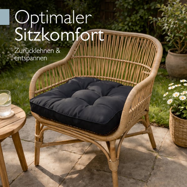 Rattan Gartenstuhl mit Sitzkissen auf einer Terrasse im Garten