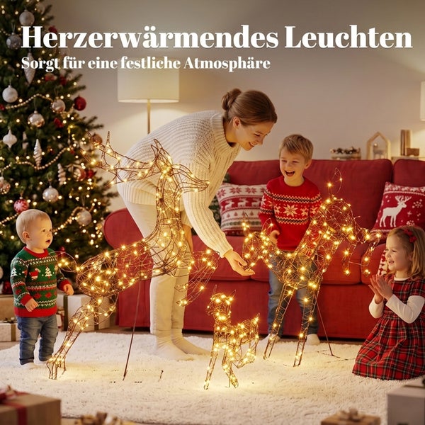 Familie mit leuchtenden Weihnachtsrentier Figuren im Wohnzimmer vor geschmücktem Tannenbaum.
