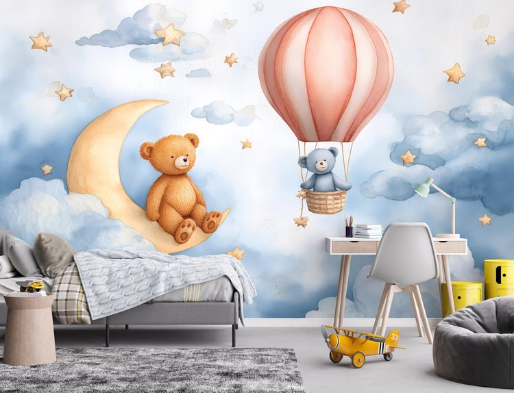 Kinderzimmer mit Teddybär auf Mondtapete, Schreibtisch und Spielzeug