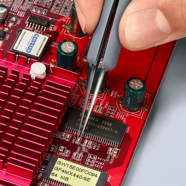 Pinzette hantiert an Computerplatine