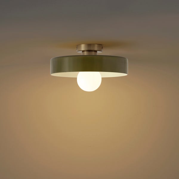 Moderne Deckenleuchte mit flachem Schirm und sichtbarem Leuchtmittel