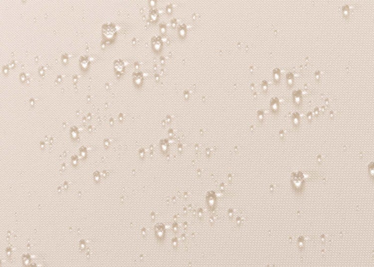 Wassertropfen auf wasserabweisendem Stoff