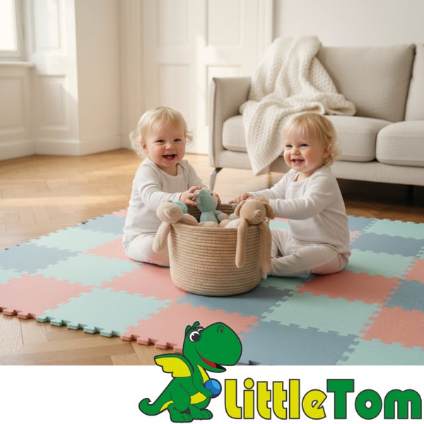 Zwei Kinder spielen auf einer bunten Puzzlematte von Little Tom mit einem Korb voller Stofftiere in einem hellen Wohnzimmer.