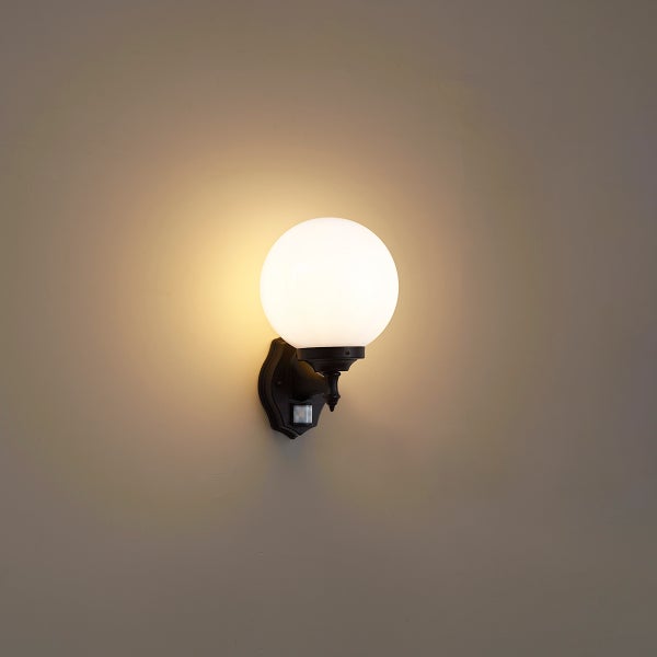 Außenwandleuchte mit Bewegungsmelder und weißem Kugelglas