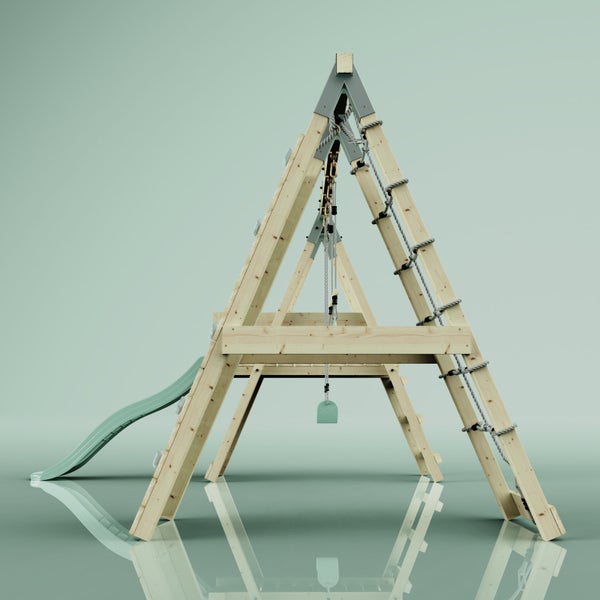 Klettergerüst aus Holz mit Rutsche, Kletterwand, Strickleiter und Flaschenzug.