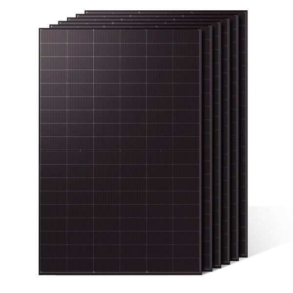 Satz von sechs schwarzen Photovoltaik-Solarmodulen mit monokristallinen Zellen für die Stromerzeugung.