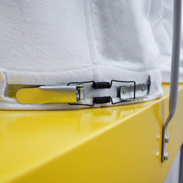 Detail einer Staubabsaugung mit Spannverschluss