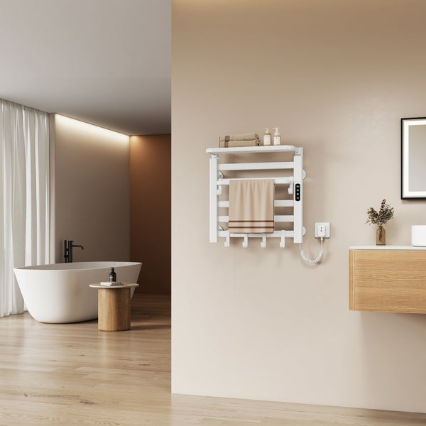 Modernes Badezimmer mit elektrischem Handtuchheizkörper an der Wand, Ablagefläche, Haken, freistehender Badewanne und Waschtisch aus Holz.