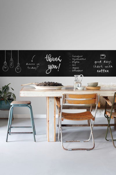 Wandgestaltung mit Kreidetafel-Motiv über Esstisch mit Stühlen