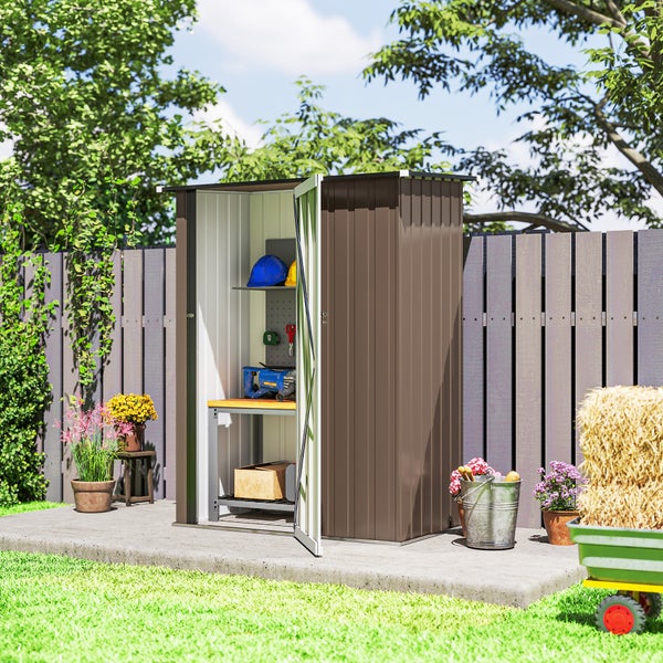 Schmaler Geräteschrank aus Metall in einem hellen Garten mit geöffneter Tür, die ein organisiertes Inneres mit Werkbank und Werkzeug zeigt.