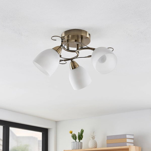 Deckenleuchte mit drei Lampen und Lampenschirmen