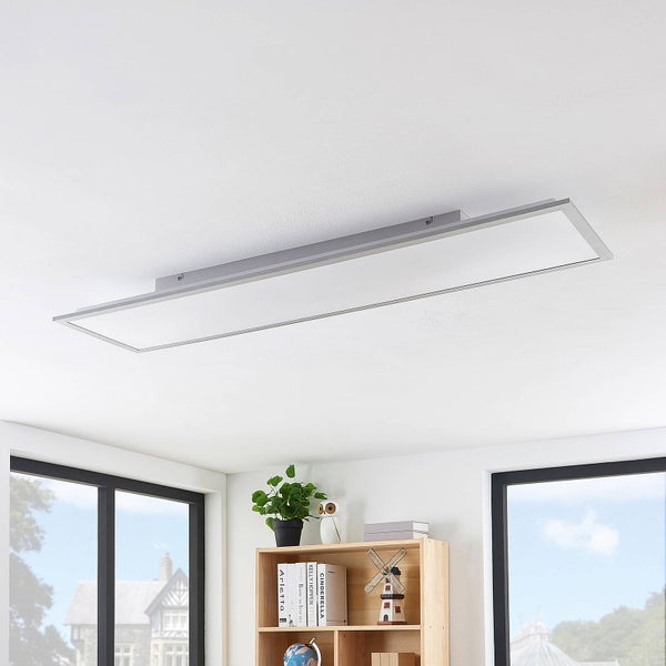 Rechteckiges LED-Panel als Deckenleuchte in einem modern eingerichteten Raum über einem Holzregal.