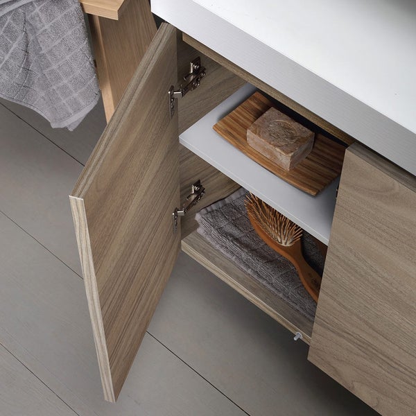 Badezimmerschrank mit geöffneter Tür, Innenansicht mit Regalen und Badutensilien