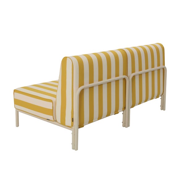 Gelb-weiß gestreiftes Gartensofa mit Metallgestell, Rückansicht.