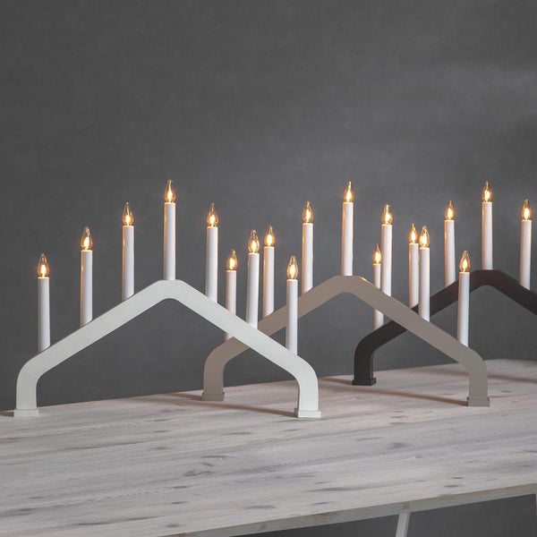 Dekorative Lichterbögen mit elektrischen Kerzen auf einem Tisch