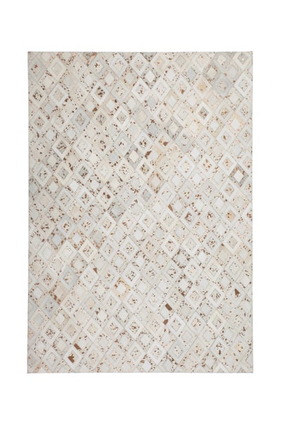 Patchwork-Teppich aus echtem Kuhfell mit Rautenmuster und natürlichen Flecken.