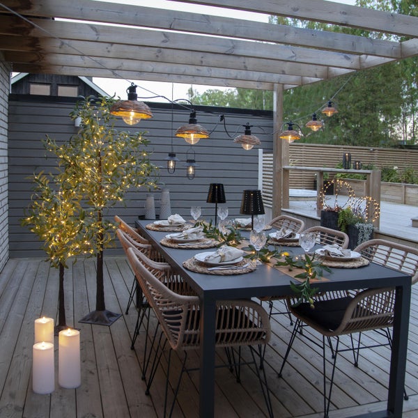 Dekorative Papiersterne als Einzelstück oder im Set über einem Esstisch in einem Esszimmer