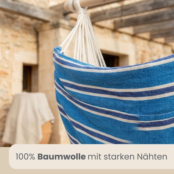 Blau-weiß gestreifte Hängematte aus 100 Prozent Baumwolle mit starken Nähten und weißen Aufhängeseilen.